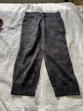 Lululemon Ready to Rulu Jogger Crop 23” Black Camo Size 8